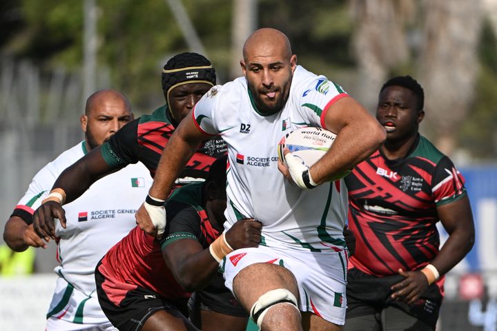 Algerian second row Yakine Djebbari tries to leave the Kenyan defense behind, during the 2023 World Cup qualifying match between Algeria and Kenya, on July 6, 2022 in Marseille.  (CHRISTOPHE SIMON / AFP)