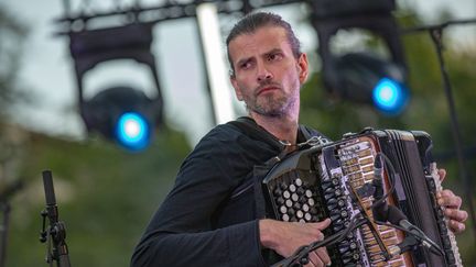 L'accordéoniste Vincent Peirani le 15 juillet 2019 sur la scène du Festival Marseille Jazz des Cinq Continents (FREDERIC SPEICH / MAXPPP)