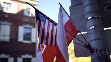 Des drapeaux américains et polonais installés dans une rue de Philadelphie, en Pennsylvanie (Etats-Unis), le 26 octobre 2024. (PIERRE-LOUIS CARON / FRANCEINFO)