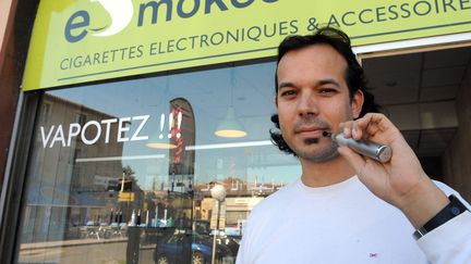 Le g&eacute;rant du magasin d'e-cigarettes Esmokeclean, devant sa boutique de&nbsp;Plaisance-du-Touch, en banlieue toulousaine, le 7 octobre 2013. (MAXPPP)