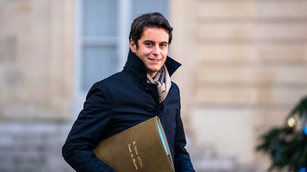 Le porte-parole du gouvernement, Gabriel Attal, lors de la sortie du conseil des ministres au palais de l'Elysée, le 8 décembre 2021. (XOSE BOUZAS / HANS LUCAS / AFP)