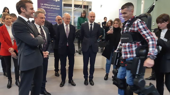 Suleyman a fait quelques pas grâce à l’exosquelette Wandercraft, le 26 janvier 2023 à Paris. (SOLENNE LE HEN / RADIO FRANCE)