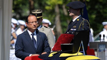 Fran&ccedil;ois Hollande, le 11 ao&ucirc;t 2012, en Is&egrave;re, pour l'hommage rendu au 88e soldat fran&ccedil;ais tu&eacute; en Afghanistan. (JEAN-PIERRE CLATOT / AFP)