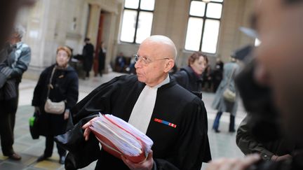 L'un des avocats du psychoth&eacute;rapeute Beno&icirc;t Yang Ting, Me Fran&ccedil;ois Gibault, lors d'une suspension d'audience, le 11 avril 2012, au tribunal correctionnel de Paris. (YANN FOREIX / MAXPPP)