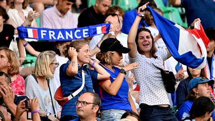 Des spectateurs français en tribune lors du tournoi olymique féminin de football, le 28 juillet 2024. (R?MY PERRIN / MAXPPP)