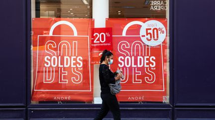 Devant un magasin parisien, le 21 juillet 2020. (MAXPPP)