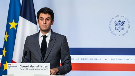 Le porte-parole du gouvernement Gabriel Attal lors d'une conférence de presse à Paris, le 26 janvier 2022. (XOSE BOUZAS / HANS LUCAS / AFP)