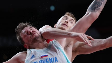 Au basket comme dans beaucoup d'autres sports, les matchs se gagnent aussi à l'huile de coude. (THOMAS COEX / AFP)