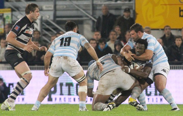 L'ailier briviste Jacques Boussuge pris en tenaille par la d&eacute;fense du Racing M&eacute;tro lors de Brive-Racing, 10e journ&eacute;e du Top14, le 4 novembre 2011. (Diarmid Courr&egrave;ges / AFP)