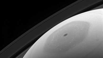 Ce cyclone mesure 30 000 km de large, soit 2,3 fois le diamètre de la Terre. Le voici pris à une distance de 900 000 km, le 22 janvier 2017. (NASA / JPL / SPACE SCIENCE INSTITUTE)