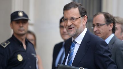 Le chef du gouvernement espagnol, Mariano Rajoy, arrive au Parlement o&ugrave; il doit s'expliquer sur le scandale de corruption dans lequel il est cit&eacute;, le 1er ao&ucirc;t 2013 &agrave; Madrid (Espagne).&nbsp; (DOMINIQUE FAGET / AFP)