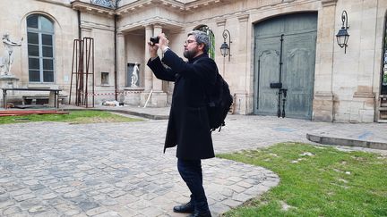 Mathieu Pradinaud, repéreur de décors naturels, à l'école des Beaux-Arts de Paris. (AGATHE MAHUET / FRANCEINFO / RADIOFRANCE)