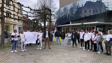 ne soixantaine de personnes se sont réunies pour la marche blanche  en hommage à Amélia, Jennifer et Eliam, le 15 avril 2023. (LOU MOMEGE / RADIO FRANCE)