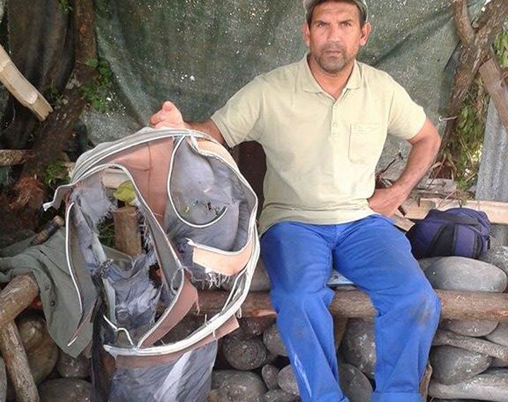 Johnny B&egrave;gue, membre d'une association charg&eacute;e de nettoyer le littoral, a d&eacute;couvert un morceau de valise marron, &agrave;&nbsp;La R&eacute;union, &agrave; l'endroit m&ecirc;me o&ugrave; a &eacute;t&eacute; r&eacute;cup&eacute;r&eacute; un d&eacute;bris d'avion.&nbsp; (LINFO.RE / ANTENNE REUNION / AFP)