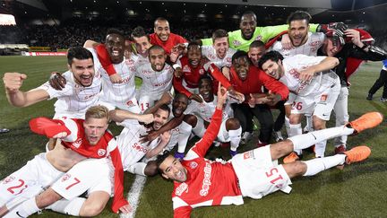 Les joueurs de l'AS Nancy Lorraine fêtent leur titre de champion de Ligue 2 après une victoire contre Evian (1-0), le 6 mai 2016 à Nancy. (MAXPPP)