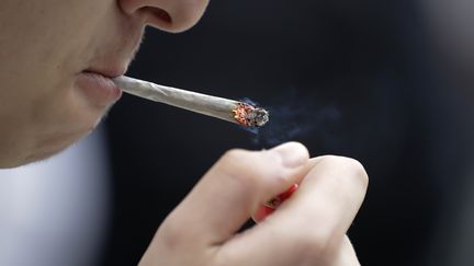 La part des jeunes de 17 ans ayant déjà essayé le cannabis est notamment supérieure à la moyenne nationale en Nouvelle-Aquitaine (44,7%) et Occitanie (43,5%), selon&nbsp;l'Observatoire français des drogues et des toxicomanies (OFDT). (Photo d'illustration) (THOMAS SAMSON / AFP)