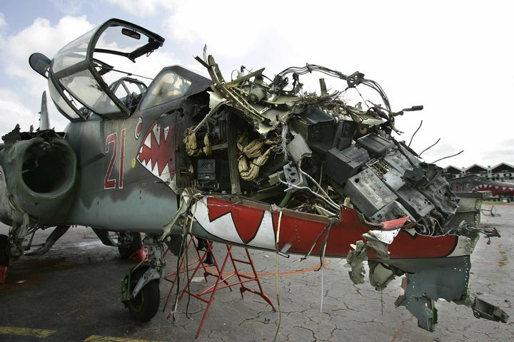 L'un des deux avions russes Sukhoï-25 détruits par l'armée française le 13 novembre 2004 sur l'aéroport de Yamoussoukro (Côte d'Ivoire), une semaine après le bombardement du camp&nbsp;de Bouaké (PASCAL GUYOT / AFP)