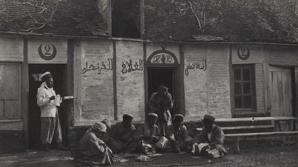 On voit aussi s’ouvrir des «cafés maures» où les spahis peuvent faire des parties de loto, comme ici à Coudun (Oise) le 27 avril 1916. Là encore, un moyen de prouver la tolérance et l’esprit d’ouverture de l’armée française. (Coll. La contemporaine)