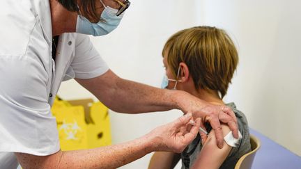 Saumur, le 16 juin 2021. Premier jour d'élargissement aux jeunes de 12&nbsp;à 17 ans de la vaccination contre le Covid-19. Injection dans le bras d'un jeune adolescent du vaccin Pfizer par une infirmière, dans un centre de vaccination.&nbsp; (FREDERIC PETRY / HANS LUCAS / AFP)