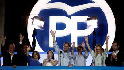 Le dirigeant du Parti populaire, Mariano Rajoy, s'adresse à ses partisans, au siège du PP, à Madrid (Espagne), après la proclamation du résultat des élections générales, le 26 juin 2016. (BURAK AKBULUT / ANADOLU AGENCY / AFP)