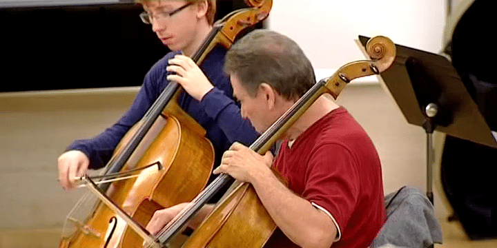 Au festival de musique de chambre de Giverny, les séniors transmettent aux juniors, ici Michel Strauss avec un jeune violoncelliste
 (France 3 / Culturebox)