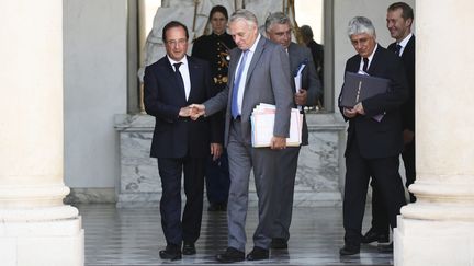 Fran&ccedil;ois Hollande (G) et Jean-Marc Ayrault, suivis de Fr&eacute;d&eacute;ric Cuvillier et Philippe Martin, &agrave; la sortie du Conseil des ministres le 2 ao&ucirc;t 2013 &agrave; l'Elys&eacute;e. ( MAXPPP)