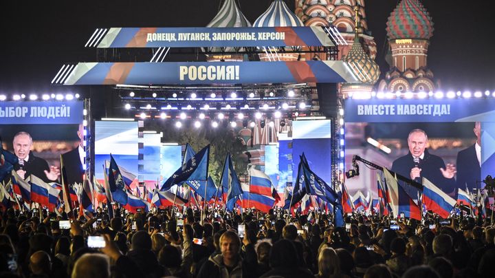 Le président russe, Vladimir Poutine, s'exprime lors d'un concert organisé sur la place Rouge de Moscou (Russie), le 30 septembre 2022, après les annexions de quatre territoires ukrainiens. (ALEXANDER NEMENOV / AFP)