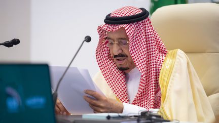 Le roi saoudien Salman bin Abdulaziz Al-Saud prononce un discours lors du G20, le 22 novembre 2020 (illustration). (AFP PHOTO / SAUDI ROYAL PALACE / BANDAR AL-JALOUD)