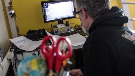 Un homme au télétravail à son domicile. Photo d'illustration. (MAXPPP)