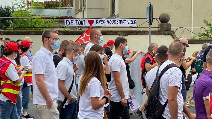 Les manifestants dans les rues de Sarreguemines&nbsp;(Moselle), le 24 juillet 2020. (MARC BERTRAND / RADIO FRANCE)