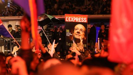 Des sympathisants socialistes c&eacute;l&egrave;brent la victoire de Fran&ccedil;ois Hollande, le 6 mai 2012, place de la Bastille &agrave; Paris. (THOMAS COEX / AFP)