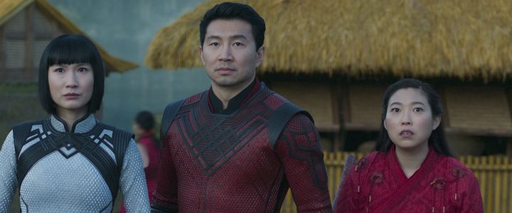 Meng'er Zhang, Simu Liu et Awkwafina dans "Shang-Chi et la légende des dix anneaux" de&nbsp;Destin Daniel Cretton.&nbsp; (MARVEL STUDIOS 2021)