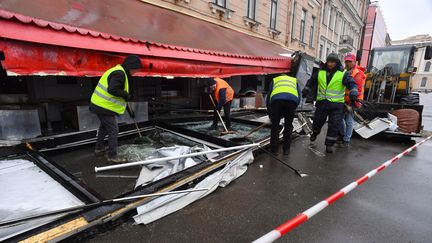 Des employés municipaux nettoient des débris après une explosion dans un café de Saint-Pétersbourg (Russie), le 3 avril 2023. (OLGA MALTSEVA / AFP)