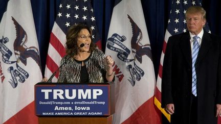 Ames (Iowa), le 19 janvier 2016. Sarah Palin apporte son soutien à Donald Trump pour l'investiture des républicains. 
 ( Aaron P. Bernstein/Getty Images/AFP)