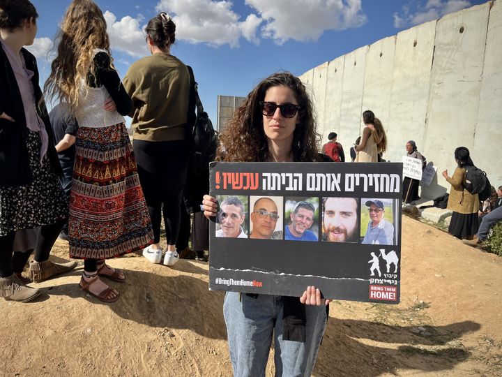 Yele, the niece of hostage Lior Rodaif, demonstrates for the first time against humanitarian aid to the population of Gaza in Kerem Shalom (Israel) on January 31, 2024.  (Pierre-Louis Caron / Franceinfo)