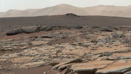 Assemblage d'images prises par le robot Curiosity et montrant des d&eacute;p&ocirc;ts s&eacute;dimentaires dans le crat&egrave;re Gale, le 9 d&eacute;cembre 2013, sur Mars.&nbsp; (HO / NASA / AFP)