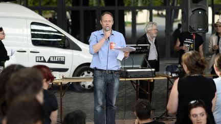 Denis Gravouil (CGT) s'exprime durant une assemblée générale dans le parc de la Villette 
 (AFP PHOTO / STEPHANE DE SAKUTIN)