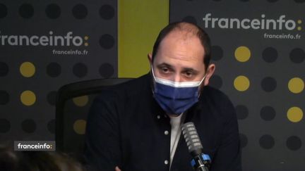 Karim Assouli, journaliste à France 5. (CAPTURE D'ECRAN DAILYMOTION)