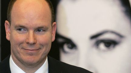 Le prince Albert II de Monaco devant un portrait de sa m&egrave;re Grace Kelly, le 23 avril 2007 &agrave; Tokyo (Japon). (YURIKO NAKAO / REUTERS)