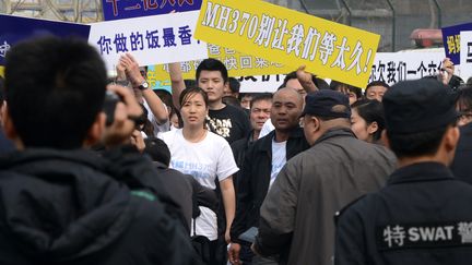 Des proches de victimes du vol MH 370 manifestent devant l'ambassade de Malaisie, &agrave; P&eacute;kin (Chine), le 25 mars 2014. (GOH CHAI HIN / AFP)