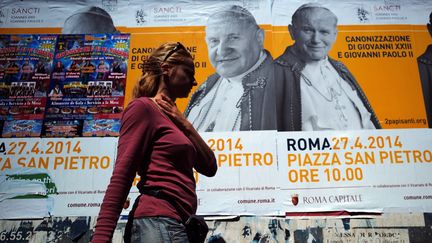 Des affiches annoncent la c&eacute;r&eacute;monie de canonisation de Jean XXIII et Jean-Paul II, &agrave; Rome (Italie), le 24 avril 2014. (FILIPPO MONTEFORTE / AFP)