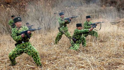 Des militaires nord-cor&eacute;ens lors d'un entra&icirc;nement. Cette photo non dat&eacute;e a &eacute;t&eacute; distribu&eacute;e par l'agence officielle nord-cor&eacute;enne KCNA, le 11 mars 2013. (KCNA / REUTERS)