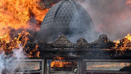 Un kiosque incendié sur les Champs-Elysées, samedi 16 mars, lors de la manifestation des "gilets jaunes". (JULIEN MATTIA / LE PICTORIUM / MAXPPP)