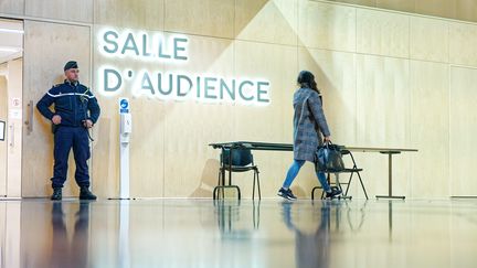 La cour d'assises spéciale "examinera jeudi matin la possibilité d'un renvoi de l'affaire" à une date encore inconnue. Photo d'illustration. (DANIEL FOURAY / MAXPPP)