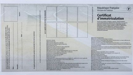 Photo du nouveau modèle de certificat d'immatriculation, alias la carte grise (05/09/2008) (AFP / Patrick Kovarik)