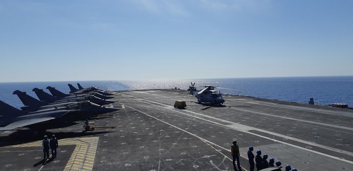 La piste du porte-avions "Charles-de-Gaulle" mesure 200&nbsp;mètres, celle de son successeur en fera 300. (FRANCK COGNARD / RADIO FRANCE)