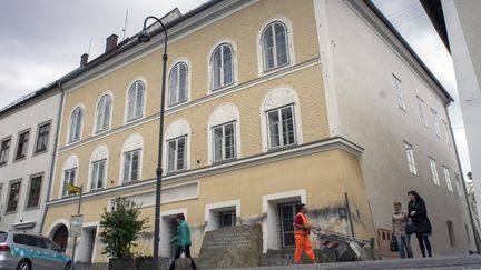 La maison natale d'Adolf Hitler, à Braunau am Inn, en Autriche, le 17 avril 2015. (JOE KLAMAR / APA / AFP)