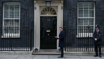 Emmanuel Macron était reçu mardi à Londres par la Première ministre brtitannique Theresa May. (DANIEL LEAL-OLIVAS / AFP)