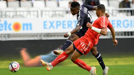 Samuel Kalu au duel avec Alexander Djiku (NICOLAS TUCAT / AFP)