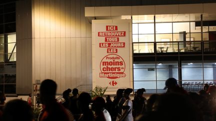 Des manifestants devant le Carrefour de Dillon, en Martinique, le 21 septembre 2024. (ROBIN PRUDENT / FRANCEINFO)